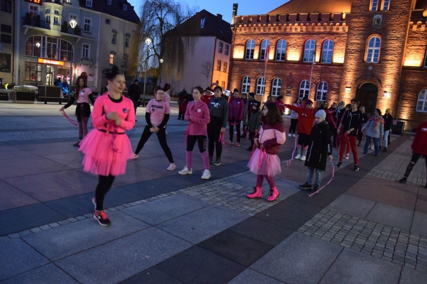 Akcja One Billion Rising w Szczecinku. Tańczyli przed ratuszem [zdjęcia]