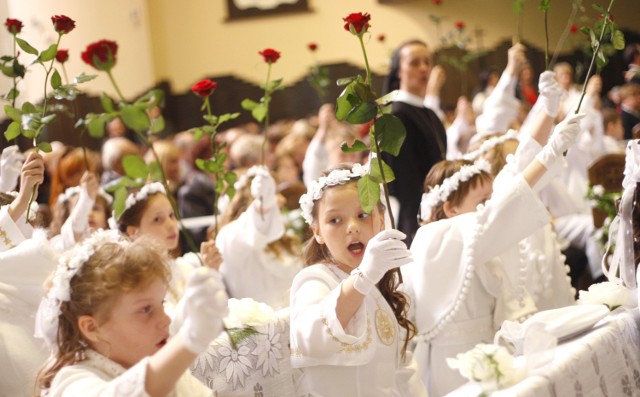 Kolejną kwestią jest główny bohater lub bohaterka przedsięwzięcia. Mały wierny musi być przecież strojnie ubrany. O ile w parafii postanowiono, że dzieci mają wyglądać jednakowo, to koszt alby wyniesie około 200zł. Jeśli nie przewidziano podobnych strojów, to strój dziewczynki może kosztować nawet 700zł, a chłopca w granicach 350-500zł. Co więcej, w przypadku dziewczynki modna jest ostatnio wizyta u fryzjera, której koszt to 100-200 zł, do tego makijaż lub manicure dla dziewczynki w granicach 50-100 zł. To nie koniec wydatków. Dochodzą jeszcze „skromne” koszta, które gdzieniegdzie sięgają nawet 300zł. Są to dodatkowe opłaty za takie rzeczy, jak: świeca, łańcuszek, książeczka, różaniec, a także opłata za kamerzystę, organistę i odprawienie mszy.

Czytaj też: Prezent na dzień dziecka. Sprawdź co wybrać dla dziecka