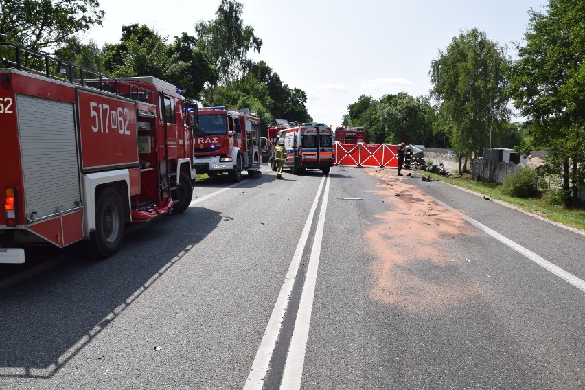 Mazowieckie. Czołowe zderzenie z tirem na dk nr 50. Nie żyją cztery osoby, w tym dwójka dzieci 