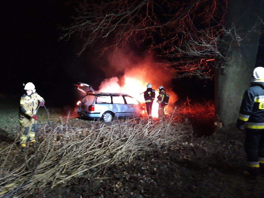 Pożar samochodu na drodze Cedry Wielkie - Długie Pole. Ogień gasili strażacy!