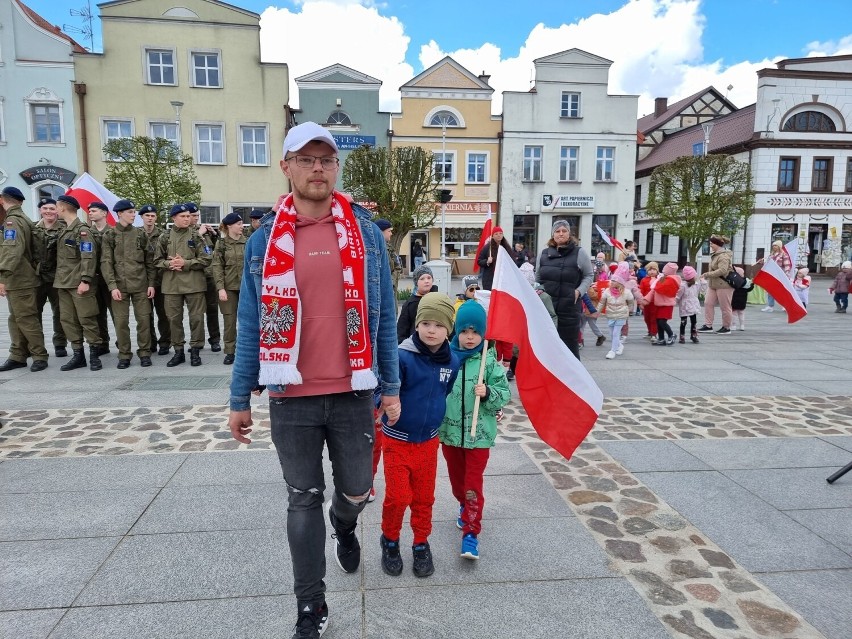 Dzieci i młodzież pobiegli z flagą Polski, by uhonorować...