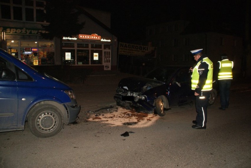 ]Wypadek w Braniewie. Samochód uderzył w drzewo