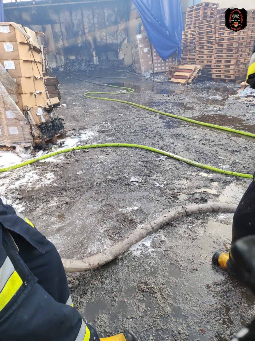Blisko 120 strażaków z 33 jednostek gasiło pożar w Szamocinie [nowe ZDJĘCIA]