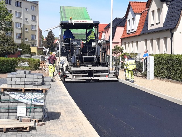 Na alei Róż układany jest już nowy asfalt - koniec remontu coraz bliżej