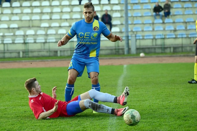 Tobiasz Mocek (na niebiesko) ustrzelił w sobotę hat tricka.