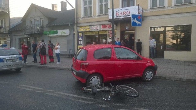 Do wypadku doszło na ulicy Słowackiego w Aleksandrowie Kujawskim, na przeciwko urzędu miasta. 

Kierująca toyotą yaris wyjeżdżała z parkingu przy szpitalu, 14- latek jechał rowerem po chodniku. Kobieta wyjeżdżając uderzyła w rowerzystę. 

Chłopiec z obrażeniami ciała został przetransportowany do bydgoskiego szpitala. Kierująca toyotą była trzeźwa.

Świadkiem był kierowca tira, który zatrzymał się. Policja wprowadziła objazd.