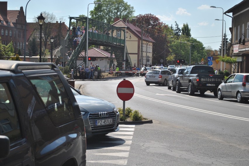 Tłumy ludzi i samochodów w mieście i komunikacyjny paraliż