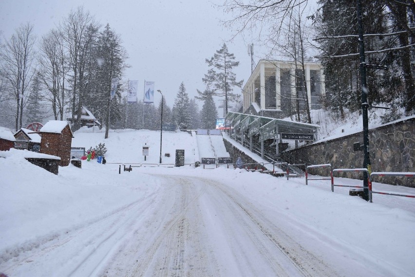 Atak zimy w Zakopanem. Fatalne warunki na drogach. Drogowcy nie nadążają z odśnieżaniem ZDJĘCIA
