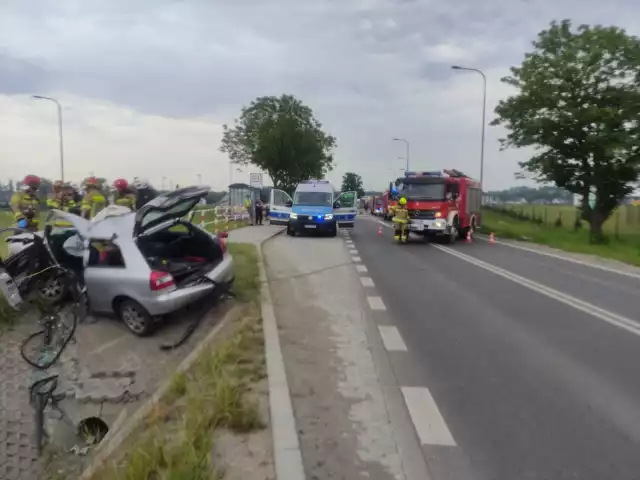 Tragiczny wypadek pod Wrocławiem. Nie żyje kierowca osobowego audi. Samochód uderzył w przydrożny, betonowy przepust