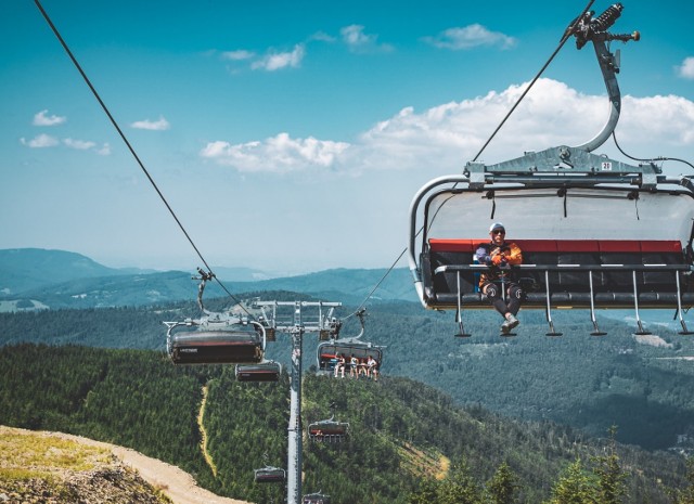 W Szczyrk Mountain Resort czynna jest gondola na Halę Skrzyczeńską w godz. 9:00-16:00 oraz kanapa na Zbójnicką Kopę w godz. 9:00-15:30.