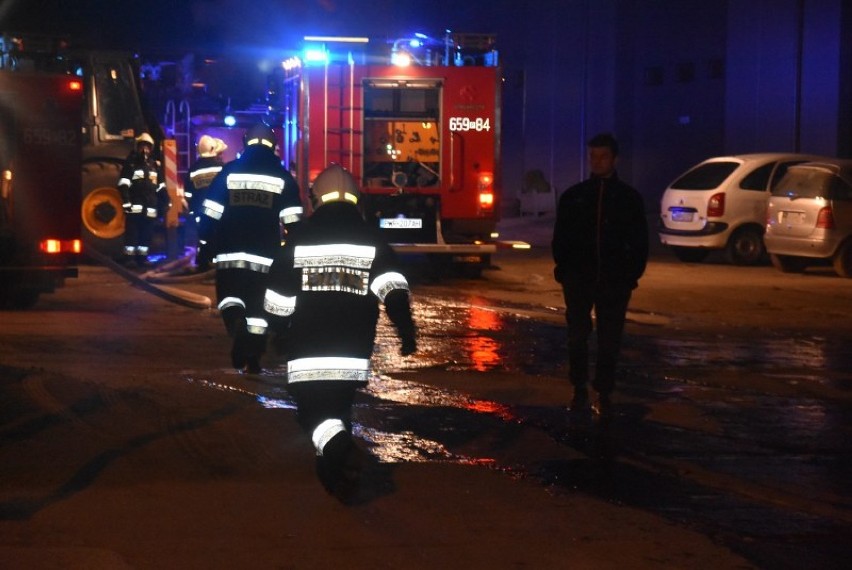 Nowy Folwark: Spłonęły samochody, udało się uratować halę