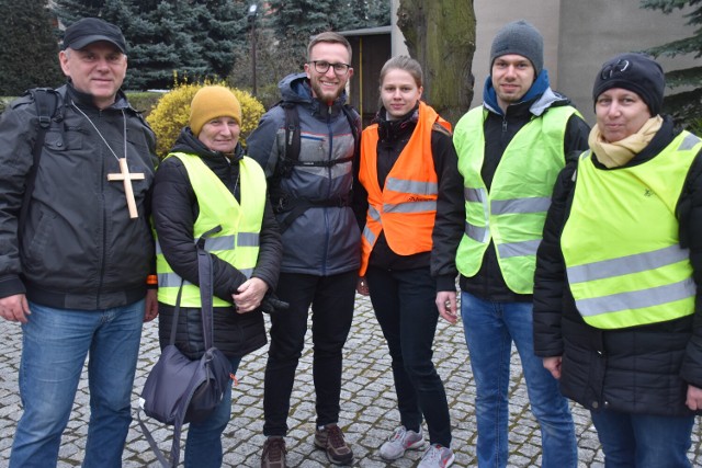 Ekstremalna Droga Krzyżowa w Pleszewie. Wyruszyli pieszo w ponad 40 kilometrową wędrówkę