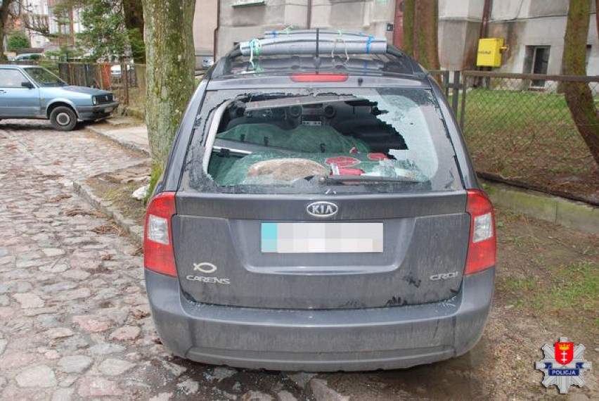 Samochody i mienie zniszczone w Gdańsku Oliwie