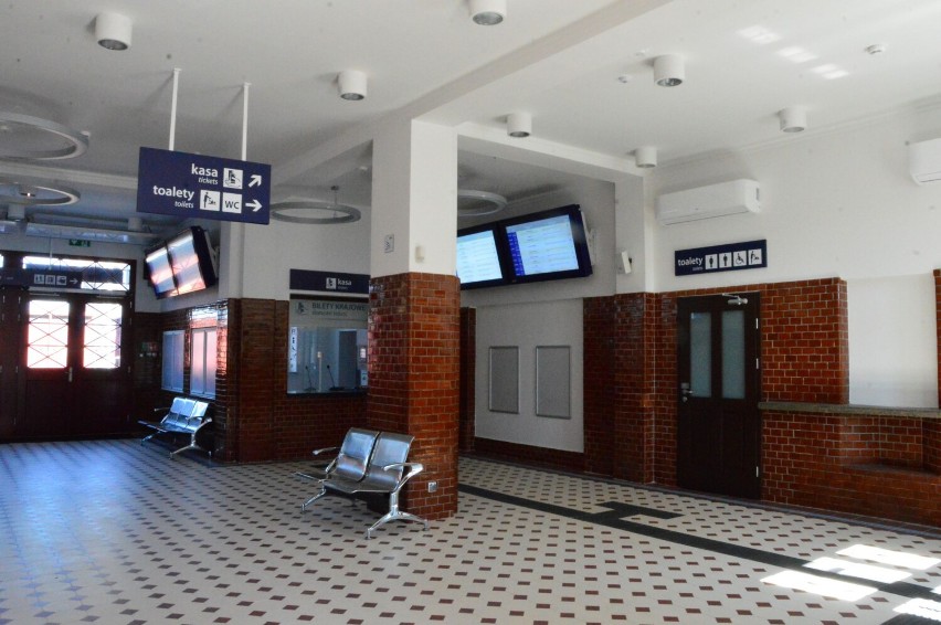 Dworzec PKP w Prabutach otwarty dla podróżnych! Budynek odzyskał dawny blask [ZDJĘCIA]