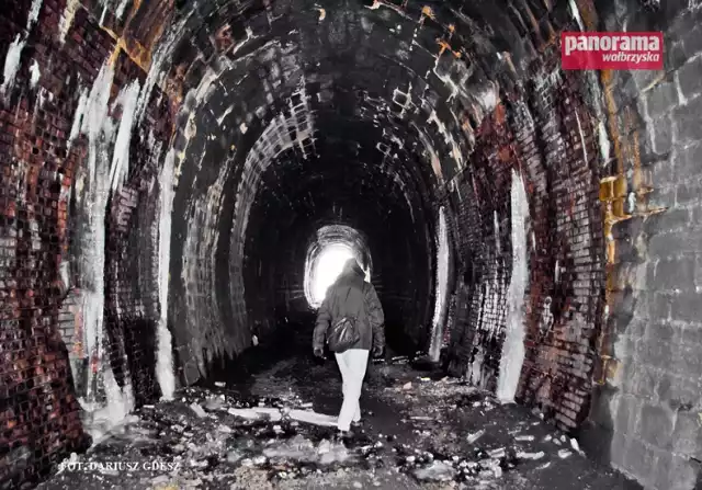 Nieczynny obecnie tunel kolejowy pomiędzy Wałbrzychem i Jedliną-Zdrój owiany jest tajemnicą i robi duże wrażenie zwłaszcza zimą