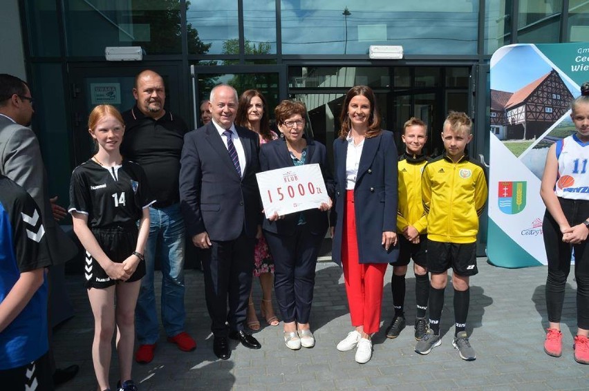 Minister sportu z wizytą w Cedrach Wielkich. Kluby sportowe otrzymały promesy z rządowego programu "Klub" |ZDJĘCIA