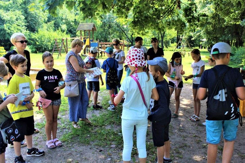 Wakacje w  Łęczycy. W parku miejskim odbyła się gra terenowa