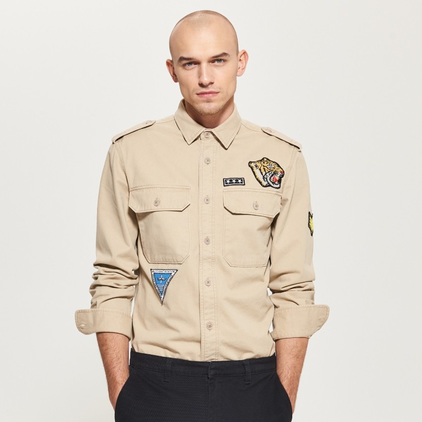 Koszule Reserved przypominają mundury SA i Hitlerjugend  