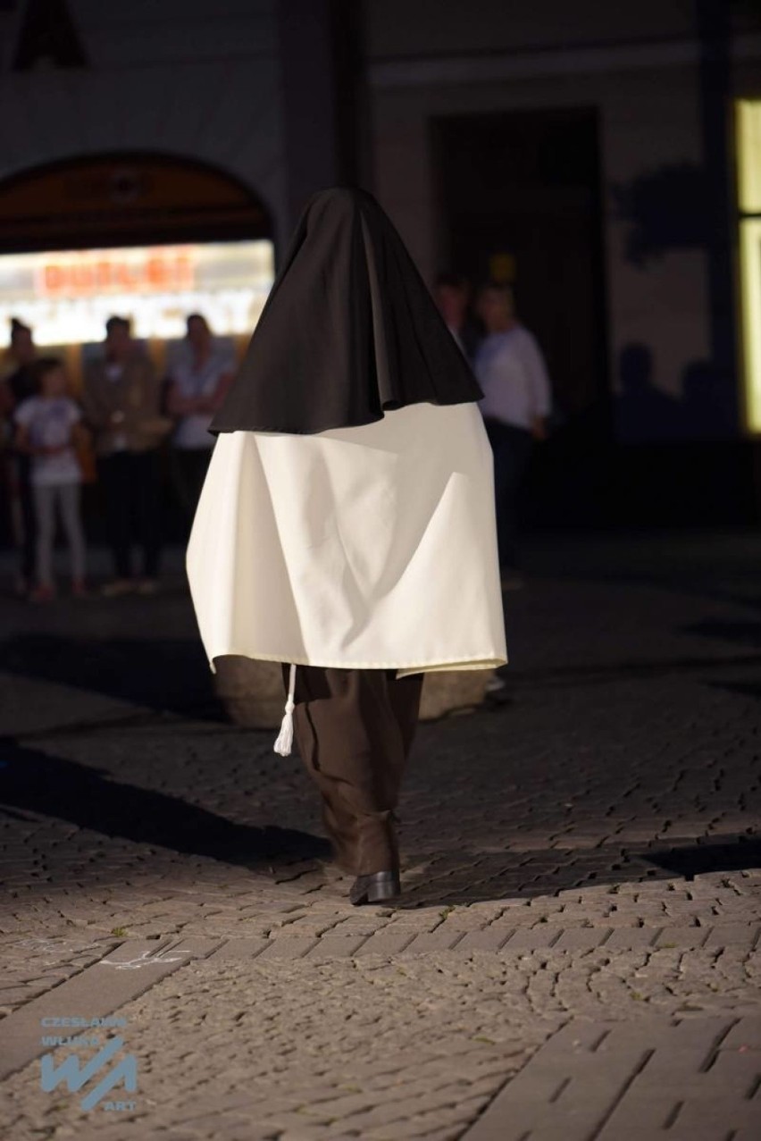 Mistyczny spektakl „Alejchem Szalom”  na lublinieckim Rynku. Mieszkańcy nagrodzili artystów owacją na stojąco [ZDJĘCIA]
