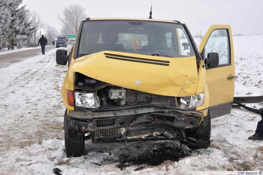 Wypadek na skrzyżowaniu w gminie Drohiczyn. 2 osoby trafiły do szpitala [ZDJĘCIA]