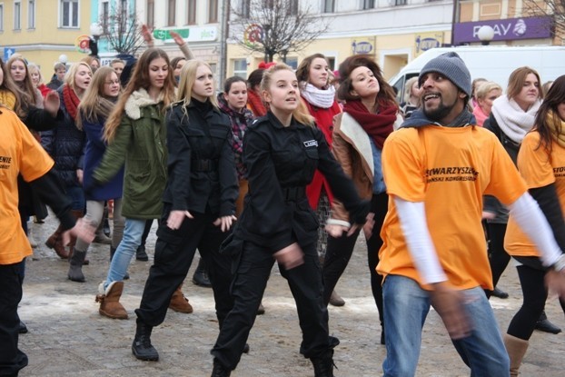 W proteście przeciw przemocy zatańczyło ponad sto osób