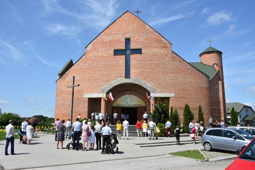 Chełm. Procesje odbyły się wokół kościołów. Zobaczcie jak wyglądała procesja  w kościele pw. Świętej Rodziny 