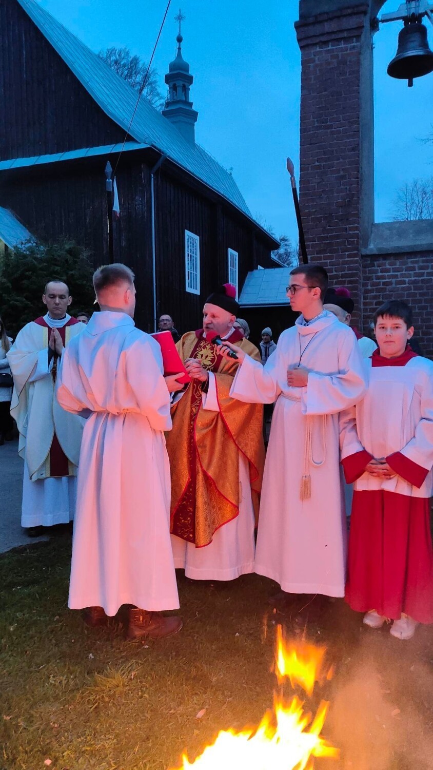 W kościołach na Jasielszczyźnie wybrzmiało radosne alleluja. Zobaczcie zdjęcia z wigilii paschalnej w Sławęcinie i rezurekcji w Trzcinicy