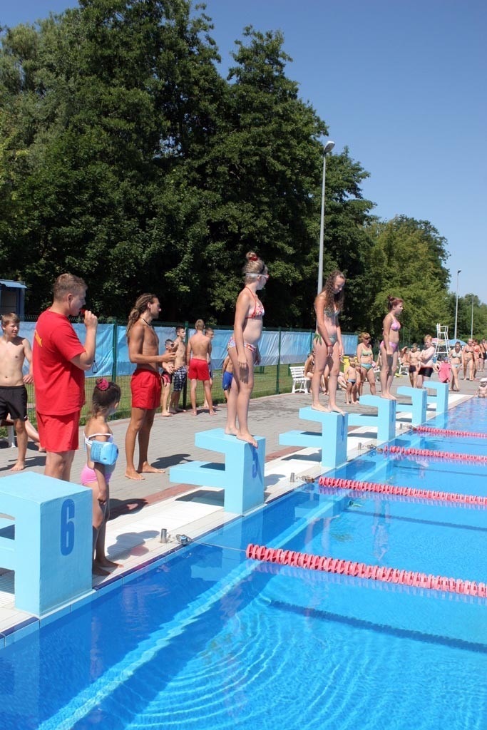 Basen WOSR – zawody pływackie dla dzieci.
