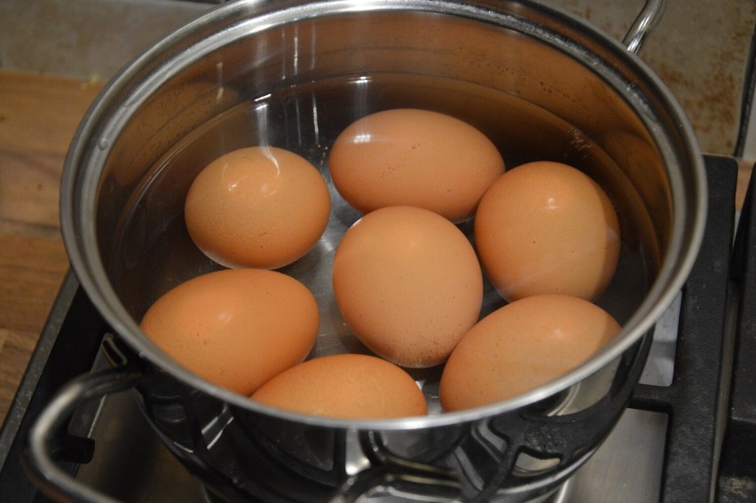 By jajka nie pękały w trakcie gotowania, lepiej nie...