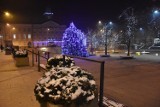 Gorlice. Miasto stroi się na święta. Na choince mrugają światełka, ozdobiony jest też ratusz i lipy wzdłuż ul. Mickiewicza [ZDJĘCIA]