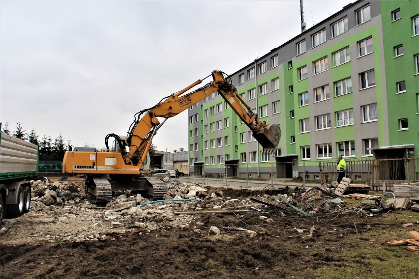 Trwa rozbiórka budynku przy kortach tenisowych w Łęczycy....