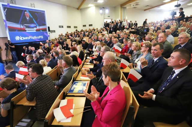 Konwencja PiS w Radomiu bez prezesa Jarosława Kaczyńskiego i premiera Mateusza Morawieckiego. W konwencji uczestniczyli najważniejsi działacze Prawa i Sprawiedliwości. Do Radomia przyjechali między innymi Jan Krzysztof Ardanowski, minister rolnictwa, oraz Jacek Sasin. Politycy będą wspierali kandydatów ugrupowania z 5 okręgu wyborczego w wyborach do Parlamentu Europejskiego. Wśród uczestników byli działacze i sympatycy Prawa i Sprawiedliwości.