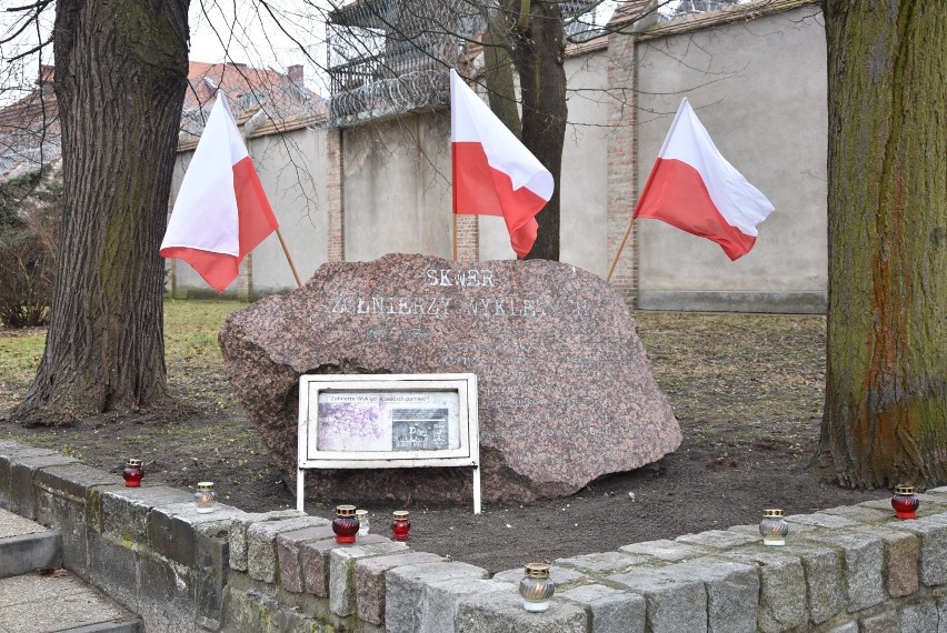 Malbork. Narodowy Dzień Pamięci Żołnierzy Wyklętych 2021. Złożyli kwiaty pod pamiątkowymi kamieniami