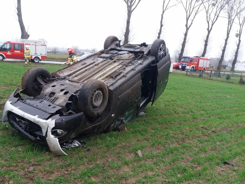 Na trasie Łąkie-Rakoniewice samochód osobowy wypadł z drogi i dachował. Jedna osoba trafiła do szpitala