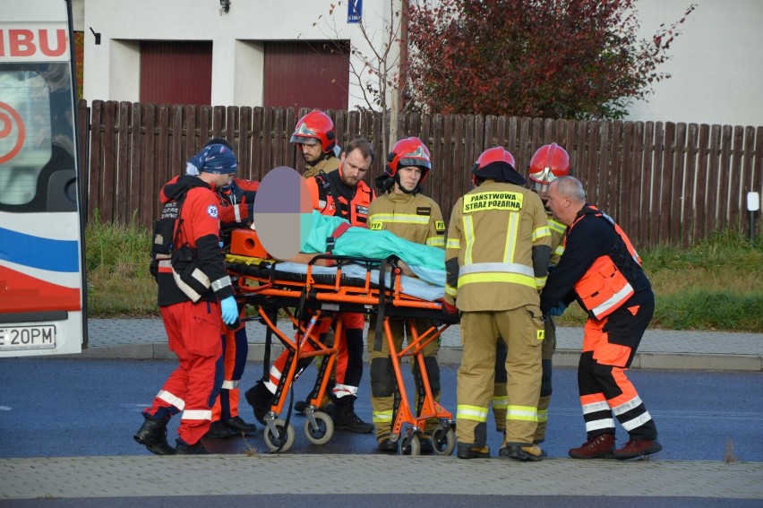 Lębork. Na widok policji przyspieszyli i zderzyli się z koparką. Ciężko rannego kierowcę zabrał LPR