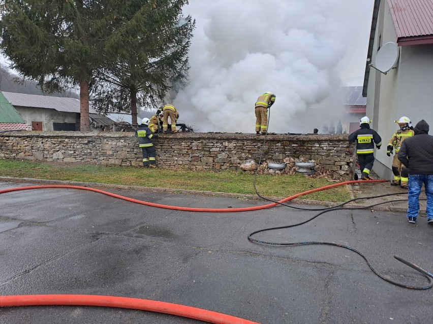 Pożar drewnianego budynku w Huwnikach. W akcji strażacy z Fredropola, Kniażyc i Przemyśla