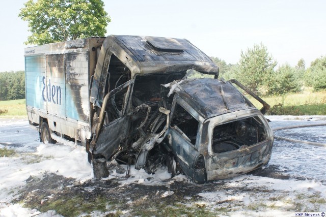 W poniedziałek (6.08.2012) tuż przed godziną 10:45 na drodze krajowej 61 w rejonie miejscowości Grzymały doszło do śmiertelnego wypadku drogowego. 

Ze wstępnych policyjnych ustaleń wynika, że 25&#8211;letni kierowca osobowego opla vectry w pewnym momencie z nieustalonych przyczyn zjechał na przeciwległy pas ruchu. Tam zderzył się czołowo z jadącym z przeciwka ciężarowym mercedesem. 

Oba pojazdy stanęły w płomieniach.