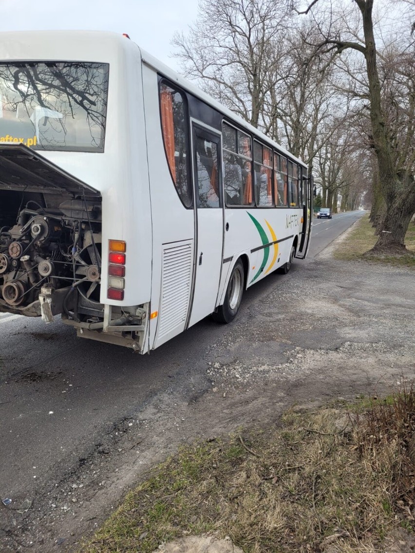 Zderzenie autobusu szkolnego z oplem w powiecie radziejowskim [zdjęcia]