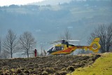 Tragedia w powiecie gorlickim. Nie żyje 70-letni mieszkaniec Bystrej. Zginął pod kołami własnego samochodu, tuż przy bramie posesji