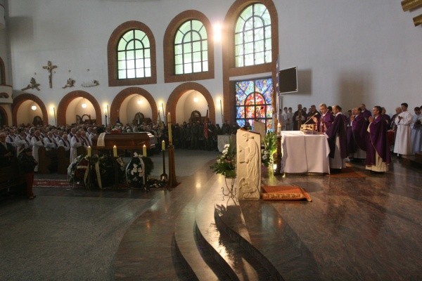 Nowy Sącz pożegnał ks. prałata Zenona Rogoziewicza (ZDJĘCIA)