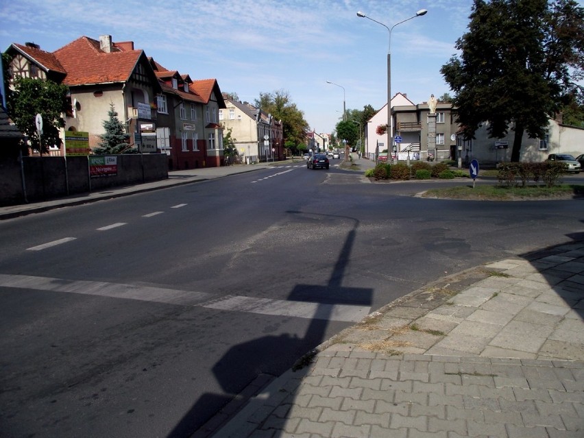 Łącznik pomiędzy ul. 17 Stycznia,  a ul. Mostową. Fatalny stan chodnika - kto za to odpowiada?