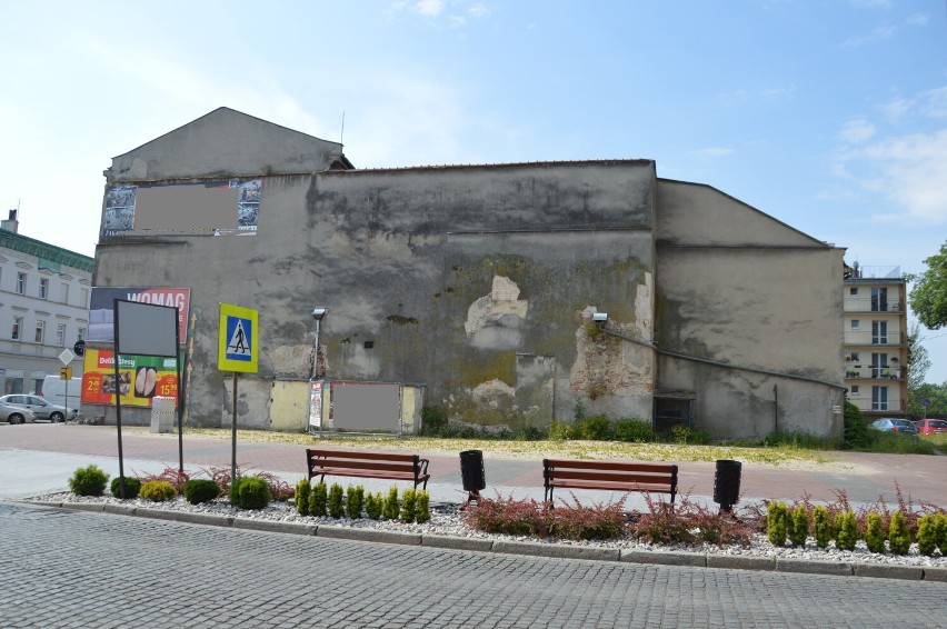 Okropne ściany i płoty w Żaganiu. Budynek na zbieg...