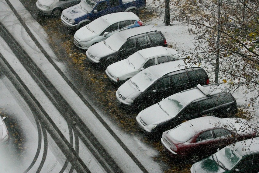 Śnieg w październiku. Drogowcy w gotowości (ZDJĘCIA)