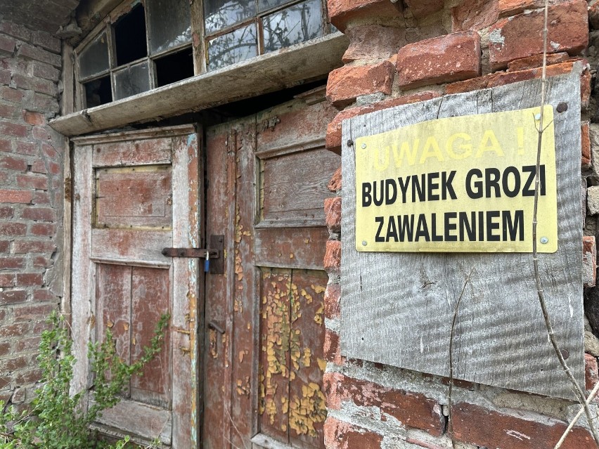 Zrujnowany budynek dawnej gorzelni w Wierszynie.