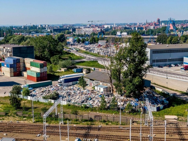 Nielegalne składowisko odpadów w Gdańsku. Wojewódzki Inspektorat Ochrony Środowiska prowadzi kontrolę wysypiska