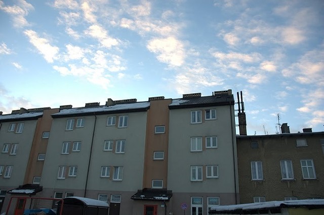 Blok przy ulicy Wojska Polskiego. Po prawej stronie widoczne miejsce, z którego zsunął się śnieg z lodem