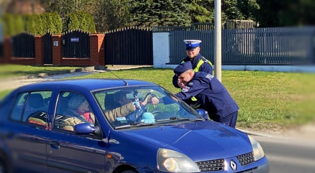 Policjanci z Radomska w Dniu Kobiet wręczali kwiaty kierującym paniom, które stosowały się do przepisów drogowych