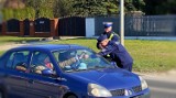 Dzień Kobiet na drogach. Policjanci z Radomska wręczali paniom kwiaty! ZDJĘCIA