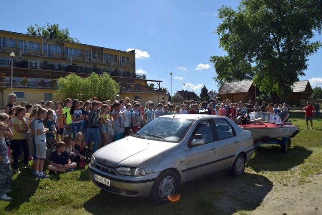 Spotkanie profilaktyczne w Międzychodzie. Spotkali się z dziećmi na plaży