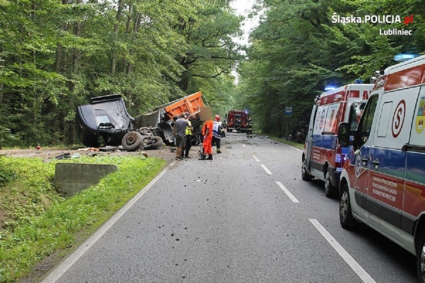 Wypadek między Koszęcinem i Boronowem. Udało się ustalić płeć i tożsamość ofiary, która spłonęła w oplu [ZDJĘCIA]